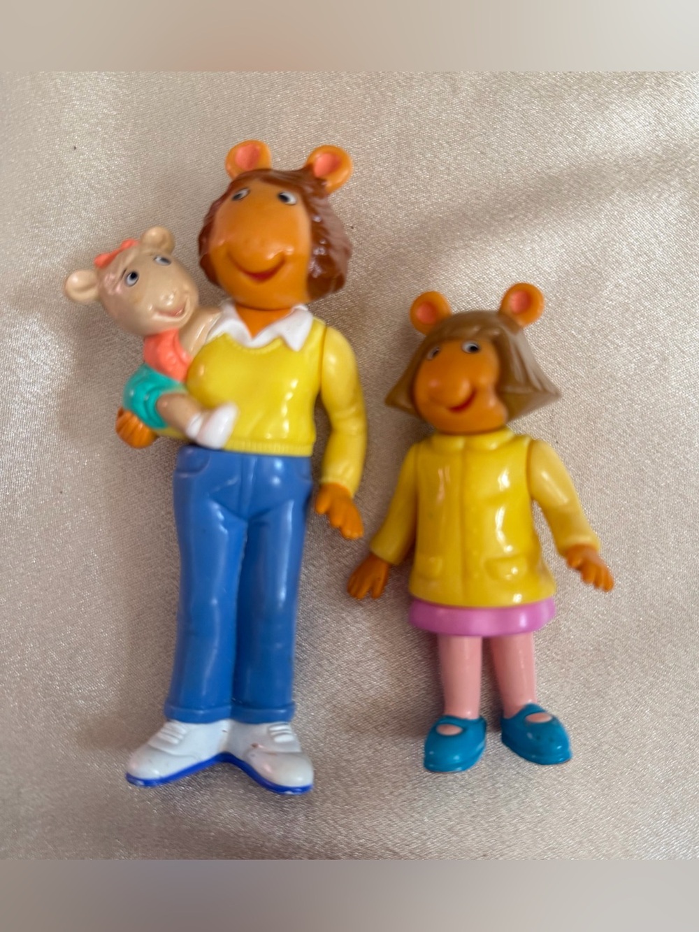 Vintage 1996 Hasbro Arthur’s Mom Holding Kate and D.W. Read Action Figures